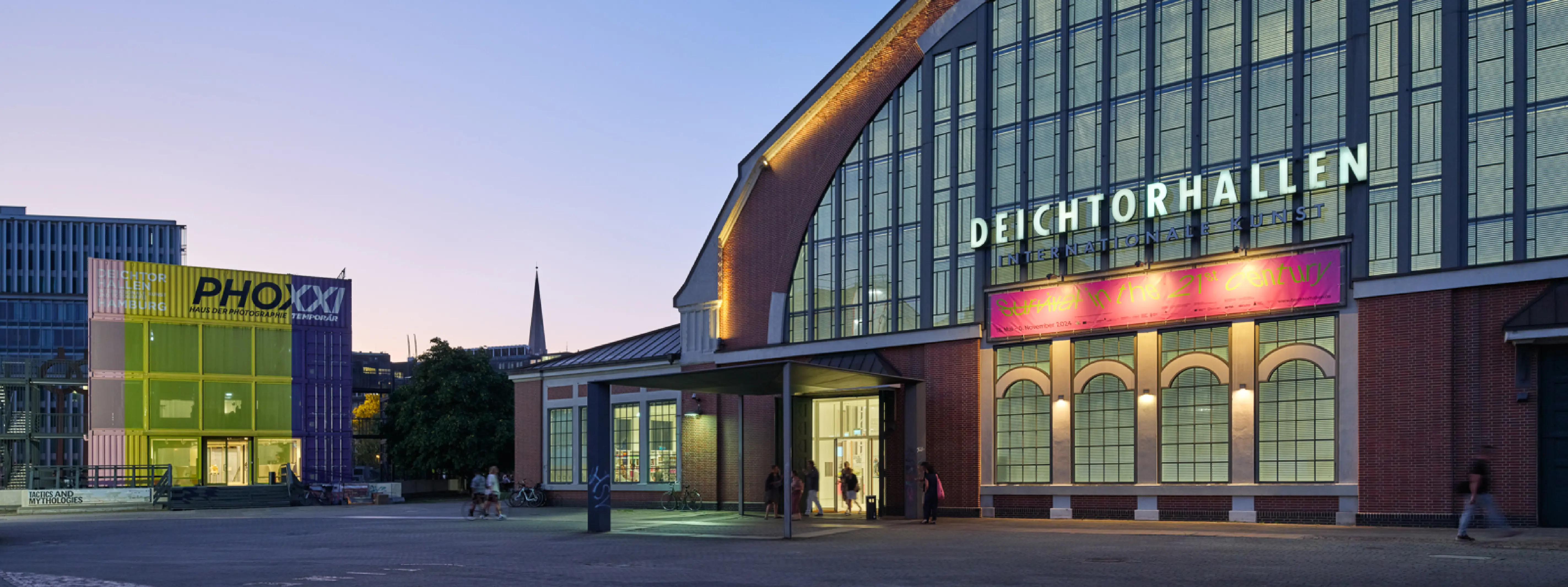 Das Bild zeigt die Deichtorhallen von außen bei Dämmerung